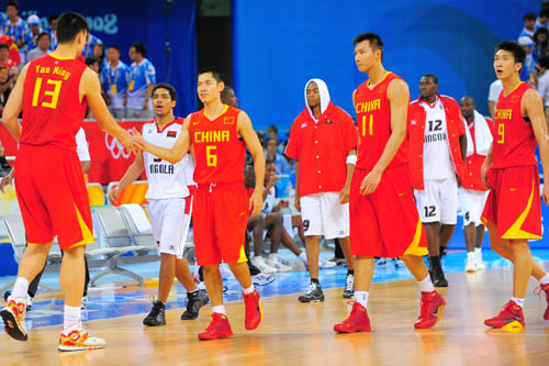 霍伊伦德梅开二度 那不勒斯击败尤文后登上意甲榜首（霍伊伦德双响 那不勒斯击退尤文登顶意甲榜首）