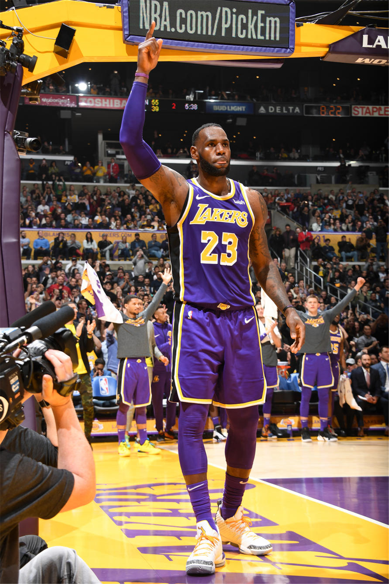 国际米兰vs科莫：劳塔罗-马丁内斯、恰尔汗奥卢首发，莫拉塔、尼科-帕斯出战（国际米兰战科莫：劳塔罗、恰尔汗奥卢先发；莫拉塔与尼科-帕斯出战）