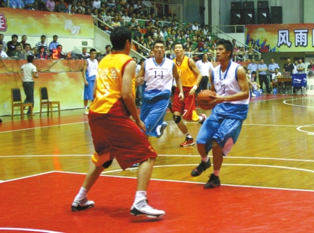 孔帕尼：我们没有“杯赛门将”制度；在混乱中迪亚斯有创造力（孔帕尼：不搞“杯赛专职门将”；迪亚斯在乱局中更具创造力）